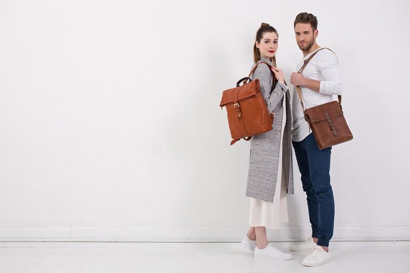 Beutelrucksäcke kombiniert zu lässigen Outfits sind 2016 der Renner