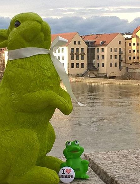 Blick von der Steinernen Brücke auf das Sorat Insel-Hotel Regensburg