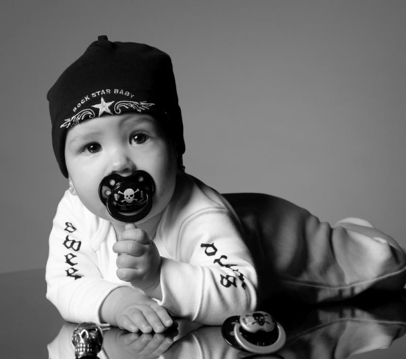 Das rockt! Schnuller, Fläschchen und Co von Rock Star Baby