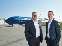 Tui Blue Geschäftsführer Artur Gerber und CFO Jano Martin vor dem Flieger