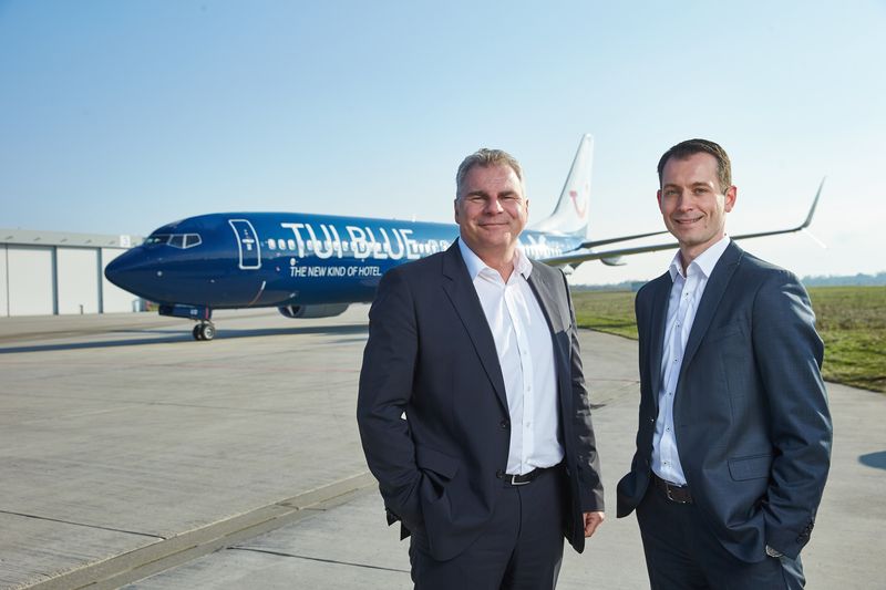 Tui Blue Geschäftsführer Artur Gerber und CFO Jano Martin vor dem Flieger