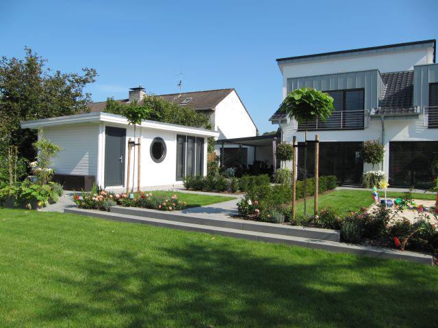 Die Gartenhäuser von Blockhaus Westerhoff ergänzen stilistisch perfekt die heutigen Wohnhäuser
