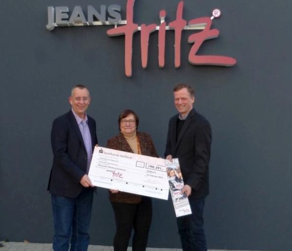 Frank Schwier (links) und Frank Eickmeier von JEANS FRITZ überreichen Spendenscheck