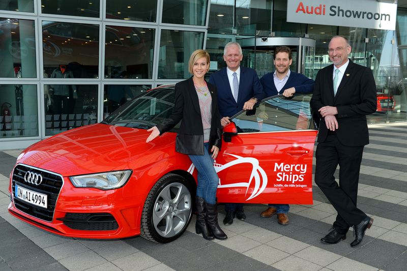 Wolke Hegenbarth nimmt Audi A3 entgegen