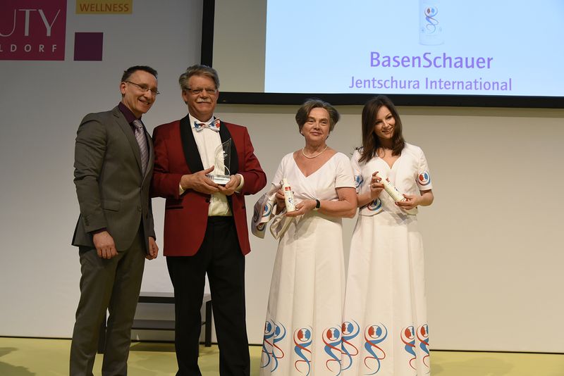 Wellness-Verbands-Chef Lutz Hertel übergab den Publikumspreis "Wellness & Spa Innovation Award 2016" auf der "Beauty" an Dr. h. c. Peter Jentschura, seine Frau Gertrud und Mitarbeiterin Antonia Sigge