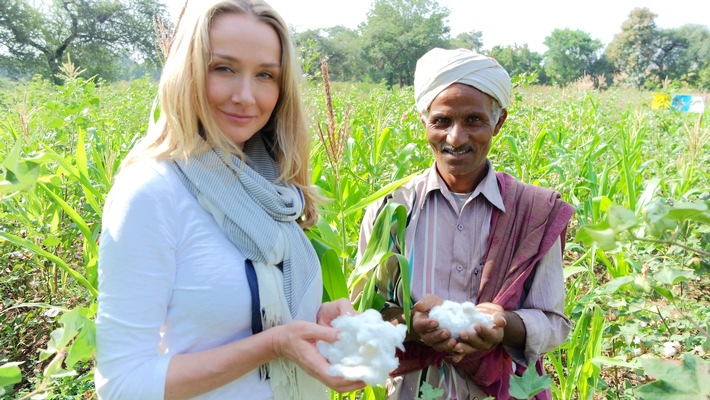 Alexandra Cousteau und organic cotton farmer Shivlal Jadha