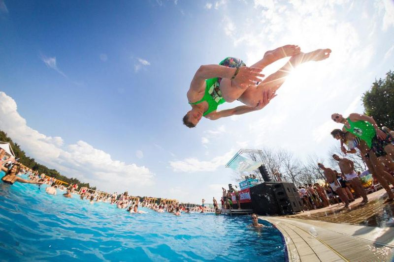 Wenn die Korken knallen: Strandpartys und Tanz-Acts an der Adria
