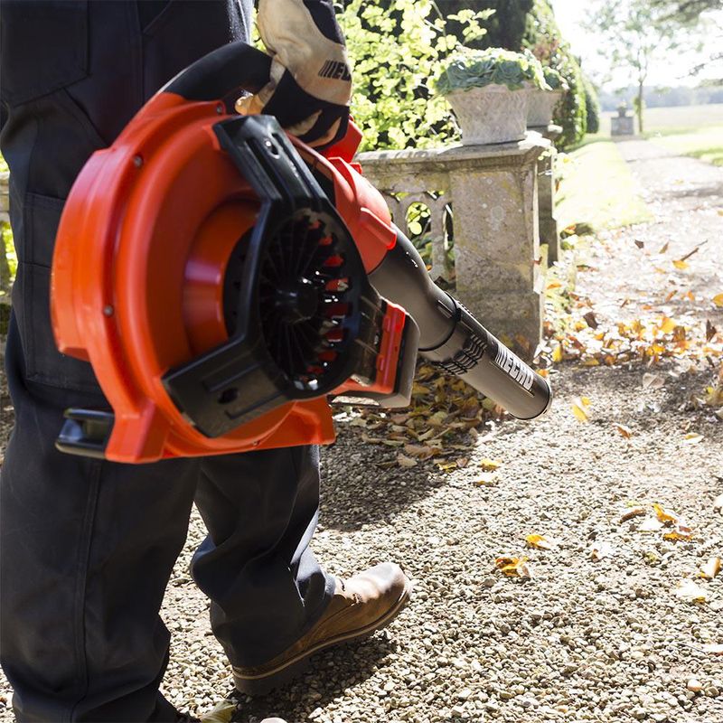 Der Nachbar dankt: Kaum Lärm mit Akku-Laubbläser