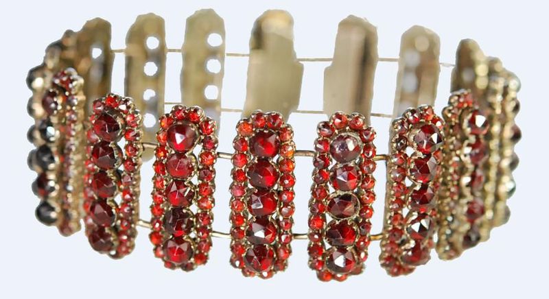 Historischer Granatschmuck von "Die Halsbandaffaire" passt zu jedem Dirndl