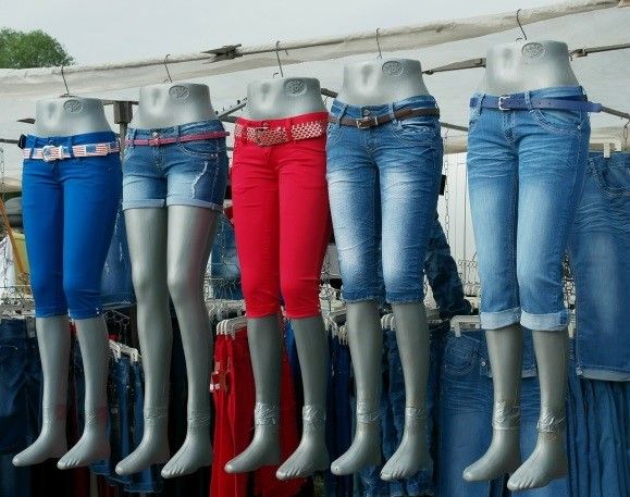 Jeans gehören wohl zu den beliebtesten Kleidungsstücken, die in Sommer und Winter gesellschaftsfähig sind