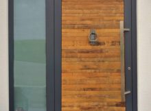 Die Hauseingangstür "Wein-Design Rustik" aus dem Holz alter Barrique-Rotweinfässer