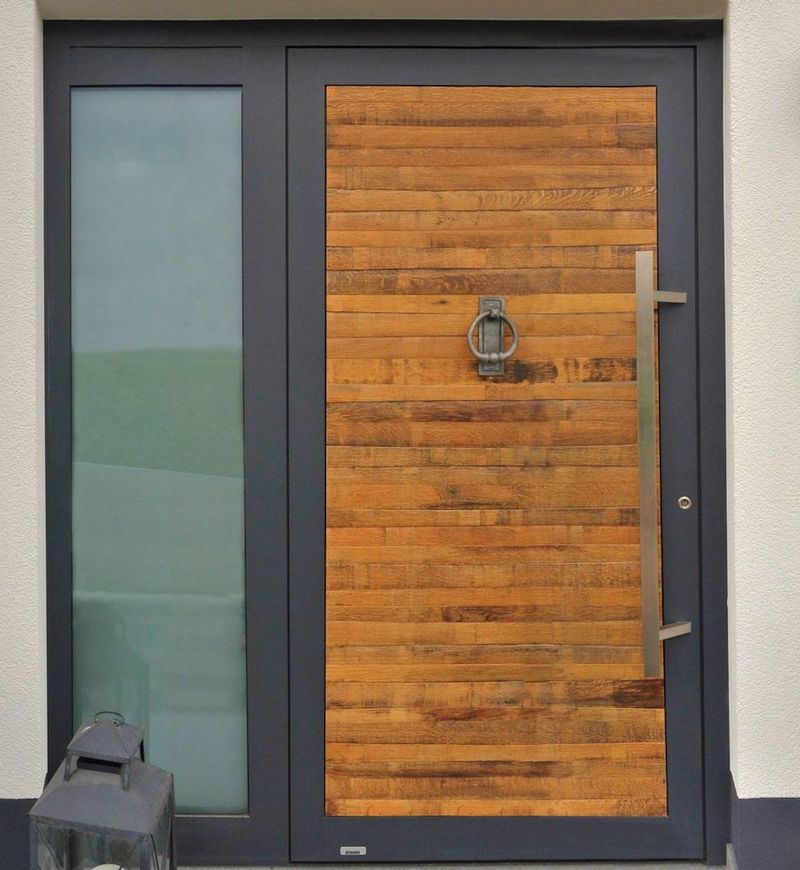 Die Hauseingangstür "Wein-Design Rustik" aus dem Holz alter Barrique-Rotweinfässer