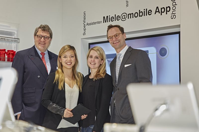 Dr. Reinhard Zinkann (li.) und Dr. Axel Kniehl, die beiden Gr&uuml;nderinnen Mengting Gao (2.v.li.) und Verena Hubertz