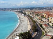 Blick auf Strand und Altstadt von Nizza