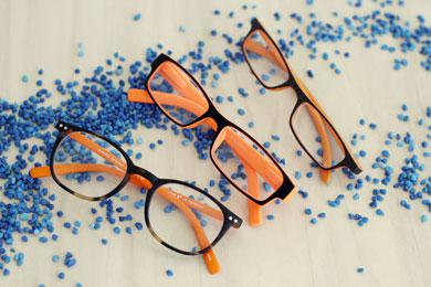 Brillen mit leuchtend orangenen Details sind in diesem Sommer gefragt