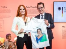 Bundesentwicklungsminister Dr. Gerd Müller wirbt zum Auftakt der Modemesse Panorama Berlin mit Markenbotschafterin Barbara Meier