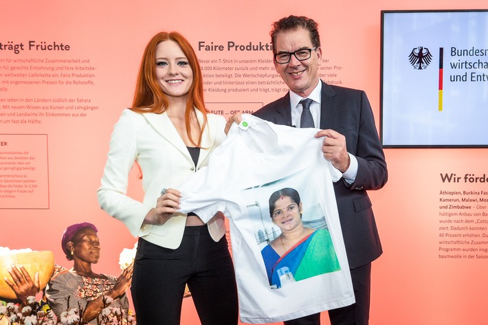 Bundesentwicklungsminister Dr. Gerd Müller wirbt zum Auftakt der Modemesse Panorama Berlin mit Markenbotschafterin Barbara Meier