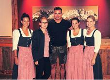 Andreas Gabalier mit Personal des Hotel Kitzhof 