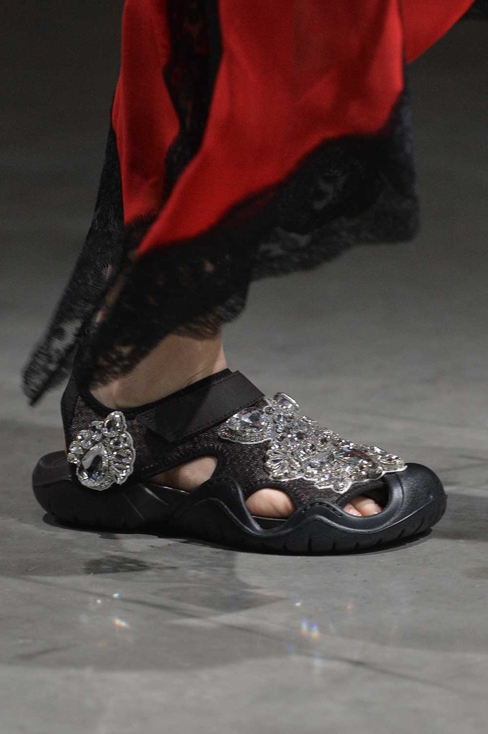 Gemeinsame Kollektion von Crocs und Christopher Kane feiert Laufsteg-Debüt auf der London Fashion Week 2017