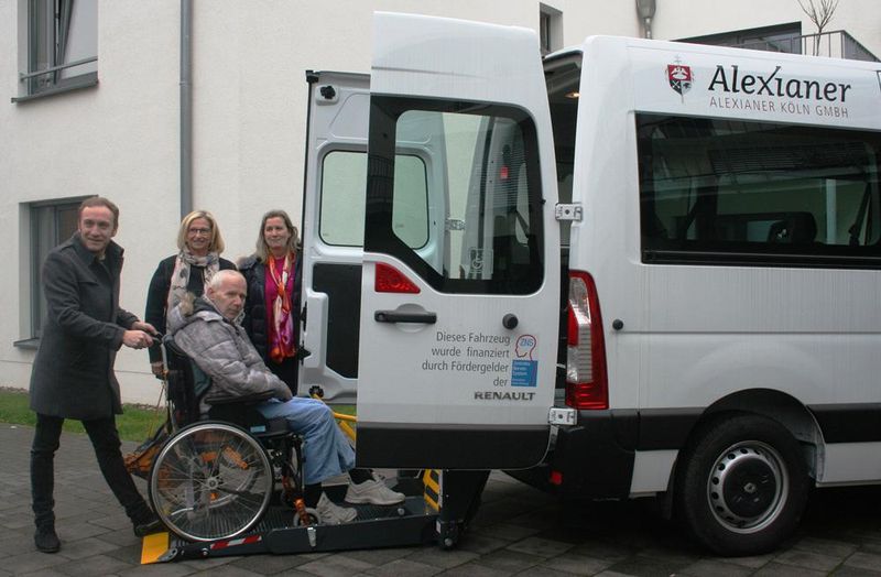 Übergabe des rollstuhlgerechten Kleinbusses.