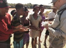 Young Innovations verteilt Zahnbürsten an Kinder in Madagaskar