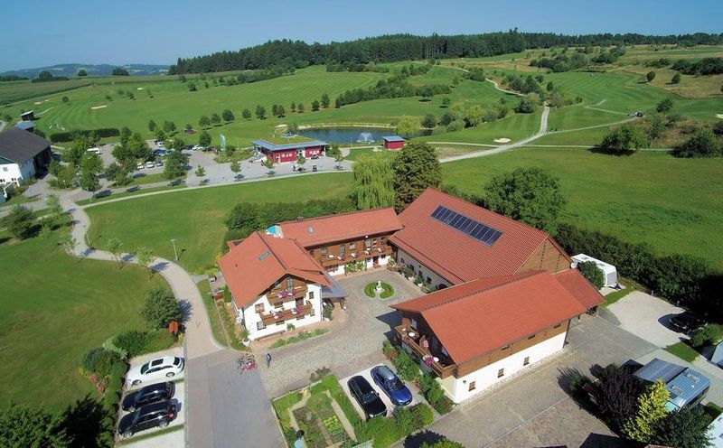 Herrliche Lage umgeben von viel Grün - direkt am Golfplatz