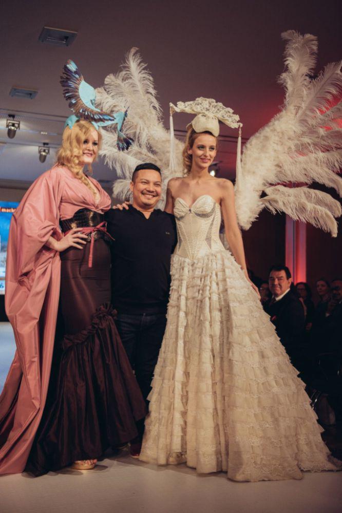 Modedesigner W. Karnchuang mit seinen Models