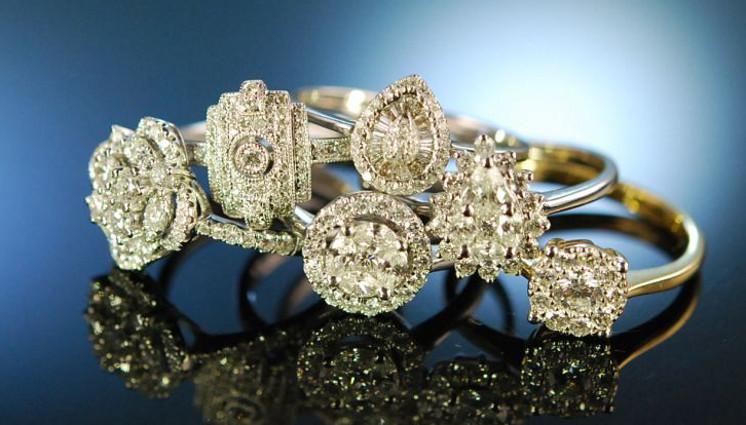Brillant für die Hand der Auserwählten sind Verlobungsringe mit feinstem Diamantbesatz