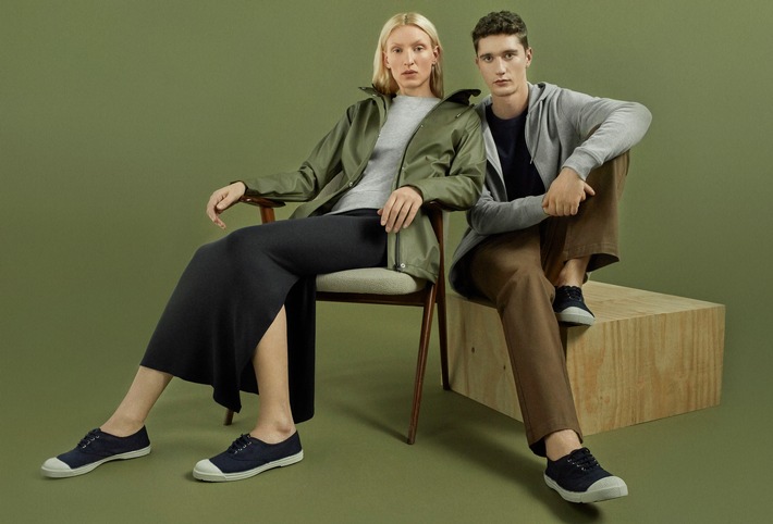 Die Key Pieces reichen vom Premium Baumwoll-T-Shirt über ein Strickkleid aus feinem Merino bis zu einer schlank geschnittenen Stretch-Chino