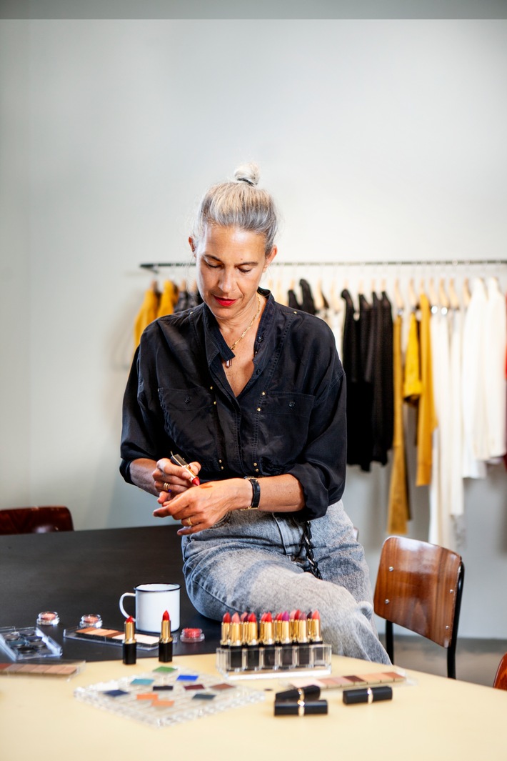 Die französische Designerin Isabel Marant kreiert zusammen mit L'Oréal Paris ihre erste Make-up-Kollektion
