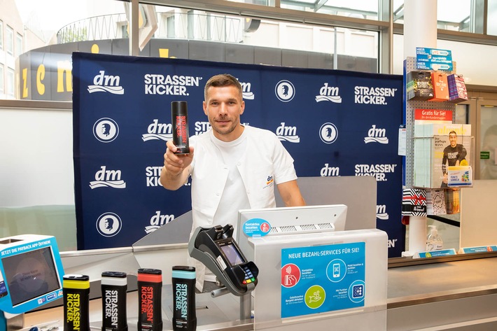 Lukas Podolski und dm-drogerie markt launchen Pflegeprodukte und stärken gemeinsam gesellschaftliches Engagement