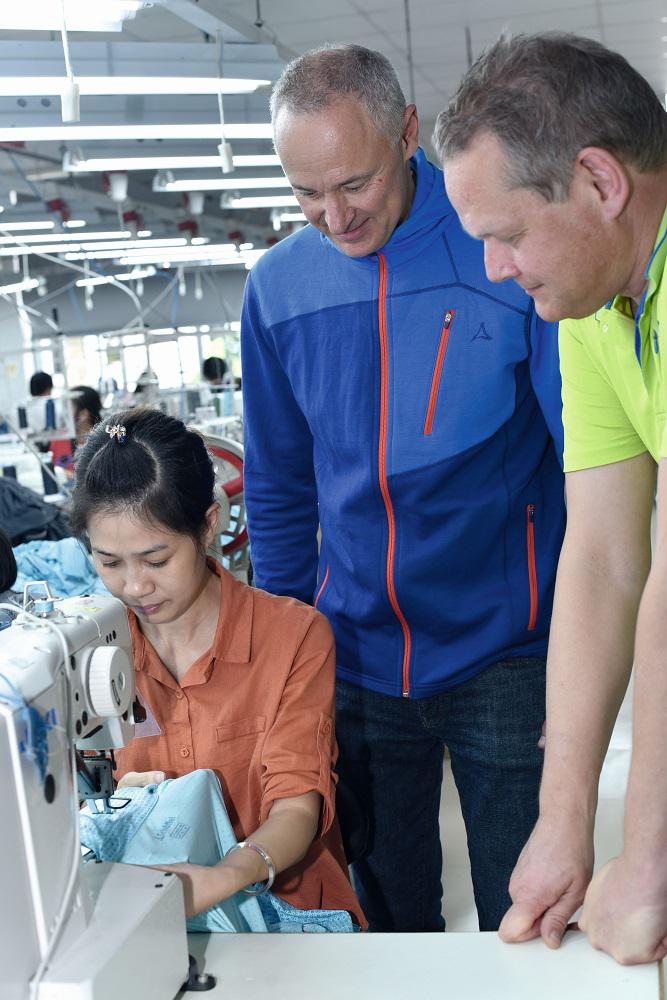 Peter Schöffel (Mitte) und Georg Kaiser (Leiter Beschaffung & Logistik) in Vietnam.