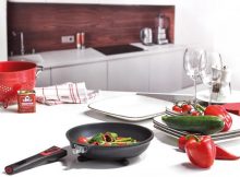 Abnehmbarer Griff spart Platz in Schränken – Pfanne ohne Griff zu 100 % backofenfest