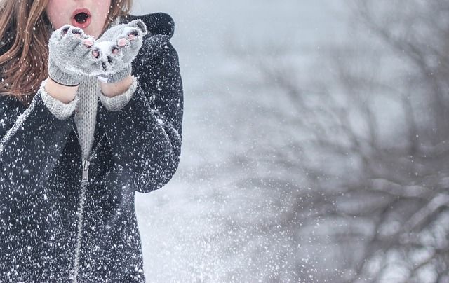 Warme Handschuhe und schöne Schals in den Trendfarben des Winters