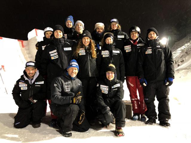 Das Aerials-Team in seiner neuen Schöffel-Ausrüstung „all in black“.