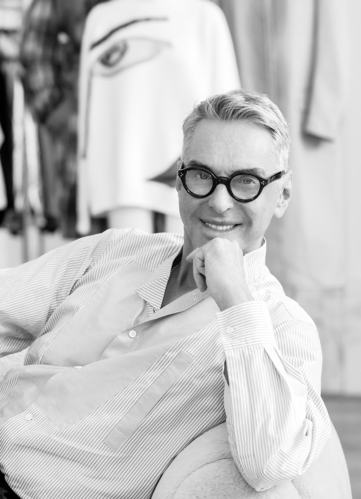 Designer Wolfgang Joop hat gemeinsam mit ALDI Nord und ALDI SÜD Heimtextilien und Wohnaccessoires entworfen, die den eigenen vier Wänden die Eleganz von Stil-Metropolen verleihen.