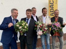 Robert Dahl (2. v. r.) und Mathias Freiheit (3. v. r.) bei Preisverleihung (Karls Erlebnis-Dorf)