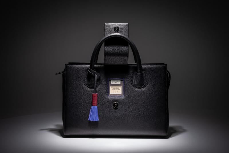SEKRÈ-Hadtasche mit Schriftstück von Queen Victoria aus dem jahre 1855