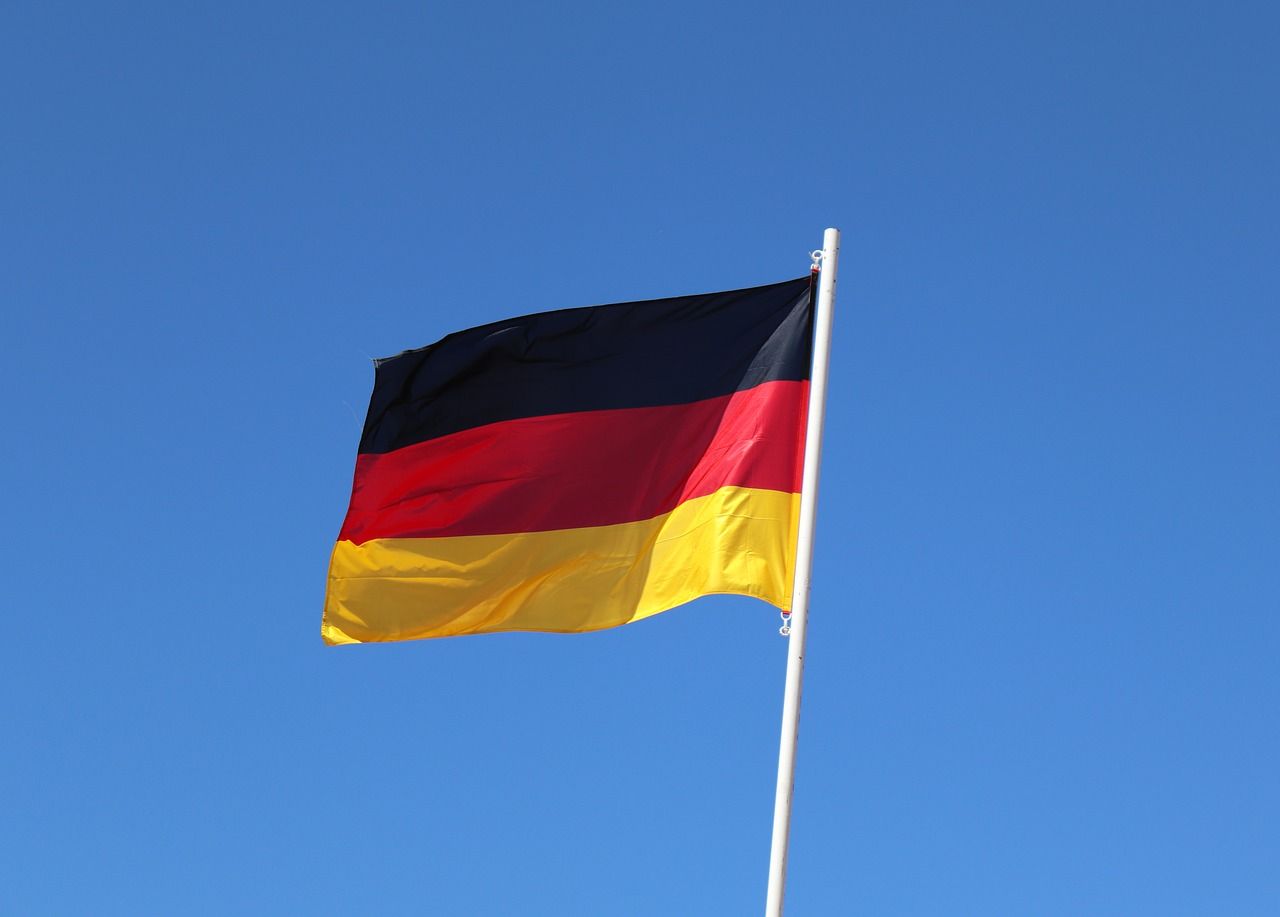 https://pixabay.com/de/photos/fahne-deutschland-europa-flagge-3388621/