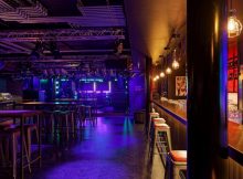 Die Rock Bar erinnert an eine Rockkneipe im Hamburger Stadtteil St. Pauli.