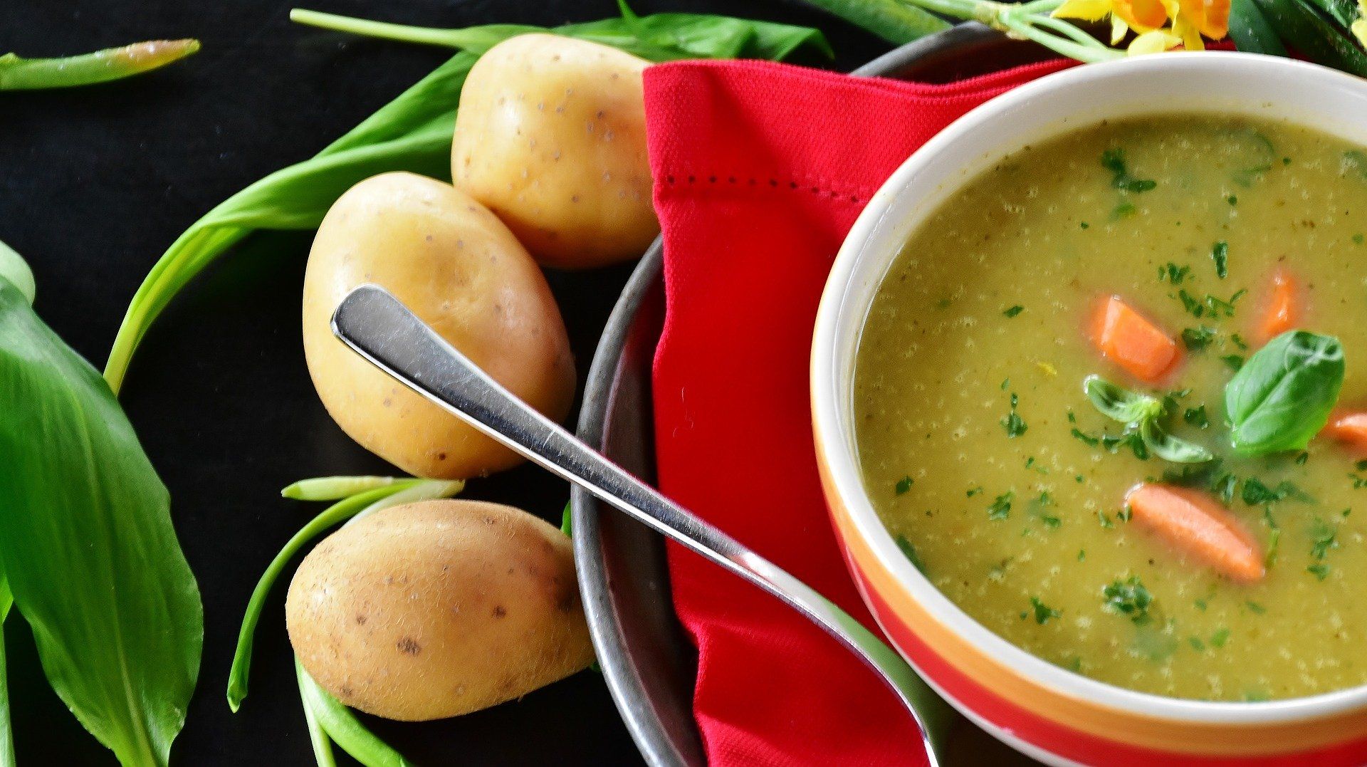 Auch wenn der Kürbis mega im Trend ist, tuts auch die gute alte Kartoffelsuppe