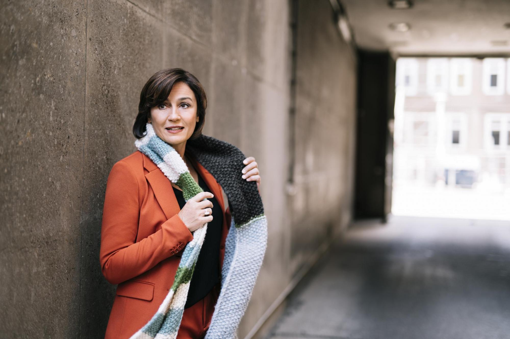 Ein Schal fuers Leben 2019_Sandra Maischberger_©Christoph Köstlin für BRIGITTE