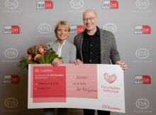 Gründerin Uschi Glas nimmt Spendencheck für benachteiligte Kinder entgegen