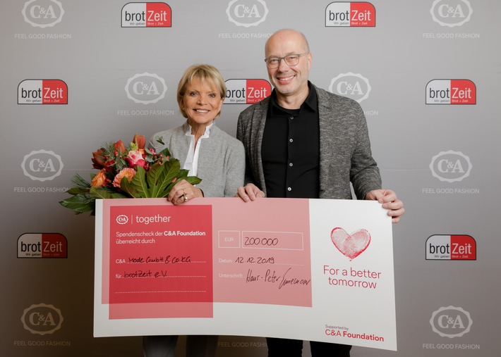 Gründerin Uschi Glas nimmt Spendencheck für benachteiligte Kinder entgegen