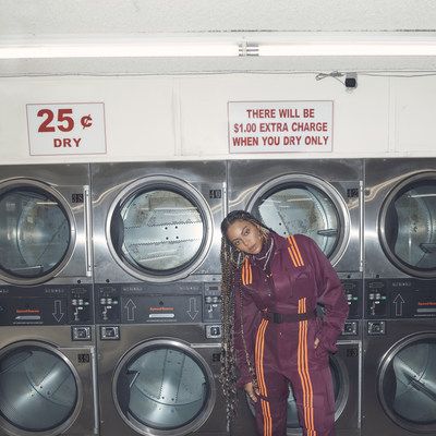 Nach Ankündigung ihrer branchenweiten globalen Partnerschaft im Frühjahr 2019 stellten adidas und Beyoncé stolz die erste adidas x IVY PARK-Kollektion vor, die ab dem 18. Januar 2020 im Handel und online erhältlich sein wird. Beyoncé, eine der gefeiertsten Visionärinnen unserer Zeit, hat sich mit adidas zusammengeschlossen, um eine Kollektion zu entwerfen, die Mode und Storytelling in einer noch nie dagewesenen Weise verbindet. Diese einzigartige Partnerschaft setzt sich für Inklusivität, Gemeinschaft und Vielfalt ein und nimmt den Konsumenten auf eine Reise mit, die mit dieser Capsule Collection für das Frühjahr 2020 beginnt. Die Partnerschaft respektiert Beyoncés Besitz von IVY PARK und setzt ihren Weg als eine der ersten schwarzen Frauen als alleinige Besitzerin einer Sport-Freizeitmarke fort. "Mit der Markteinführung von IVY Park als alleinige Eigentümerin ist für mich ein Traum wahr geworden", so Beyoncé. "Mein Team hat hart mit dem adidas-Team daran gearbeitet, meine Vision für diese erste Kollektion zu verwirklichen und ich bin dankbar und stolz. Von den Accessoires über die Kleidung bis hin zu den Schuhen wollte ich Stücke entwerfen und neu erfinden, die als Lieblingskleidungsstücke für jeden dienen, der die Stärke seines individuellen Stils erkennt und frei und mutig lebt." Mit der allerersten Veröffentlichung der IVY PARK-Schuhe und einem leistungsstarken Angebot an stilvollem und funktionalem Performance Gear, der geschlechtsneutrale Kleidung und Accessoires umfasst, feiert die Capsule Collection von adidas x IVY PARK Stärke, Freiheit und Individualität für jeden, der das Vertrauen hat, Risiken einzugehen und auch so zu leben. Die Farbpalette der Kollektion betont die lebhaften Farben Solarorange und Kastanienbraun mit Creme, die ein ebenso kühnes Statement wie ihre Trägerin abgeben. Die Stile illustrieren eine Arbeitsethik, die so unerbittlich und innovativ ist wie die ihres Designers. Die Artikel sind vielseitig tragbar, da sie aus mehreren Layern bestehen, die dem Träger die Tools an die Hand geben, die er braucht, um kreativ zu sein und seine Arbeit zu erledigen, ganz gleich, ob auf dem Spielfeld oder auf der Straße. Zweckmäßige Jumpsuits, Cargohosen, Kapuzenpullis und Radlerhosen bestätigen dies. Asymmetrie findet sich in Kleidern und Mänteln und das Gurtdetail ziehen sich durch die gesamte Kollektion, ob als Träger an einem Sport-BH, einer Tasche oder einem Rucksack. Ergänzt durch vier verschiedene Schuhstile interpretiert der adidas x IVY PARK den ikonischen adidas-Klassiker neu mit Statement-Farben und einem frischen Design-Ansatz. "adidas ist die Marke des Designers und hat sich schon immer für eine kreative Denkweise eingesetzt" so Torben Schumacher, General Manager adidas Originals and Style. "Mit Beyoncé teilen wir das gemeinsame Ziel, die Kreativität in den Vordergrund zu stellen, um über das Bisherige hinauszugehen und etwas völlig Neues zu schaffen. Die erste adidas x IVY PARK-Kollektion vereint die Vision von Beyoncé mit der Kompetenz und Authentizität von adidas in den Bereichen Sport und innovatives Design. Die unbestreitbare Arbeitsethik und der felsenfeste Standpunkt von Beyoncé zeigen sich in jedem Detail der Kollektion." Historisch gesehen hat adidas den Weg für die Zusammenarbeit mit Künstlern geebnet, um deren Vision von Design und Stil zum Leben zu erwecken. Beyoncés bewährte Fähigkeit, eine Geschichte zu erzählen und den Konsumenten dazu zu bringen, ihr in unbekanntes Neuland zu folgen, ist einmalig. Mit dieser spezifischen Zusammenarbeit sprengt die Marke Grenzen und erforscht unerwartete Wege bei der Zusammenarbeit mit einer der einflussreichsten Geschichtenerzählerinnen des 21. Jahrhunderts. Die Kollektion ist ab dem 18. Januar 2020 online unter @adidas.com und in ausgewählten Geschäften erhältlich. Die Artikel sind derzeit in den Größen XS bis XL erhältlich. Die Preise reichen von 25 USD für Accessoires bis zu 250 USD für Oberbekleidung. Foto / Quelle: Foto - https://mma.prnewswire.com/media/1057535/Parkwood_Entertainment_Beyonce_IVY_PARK.jpg , Beyoncé, adidas,