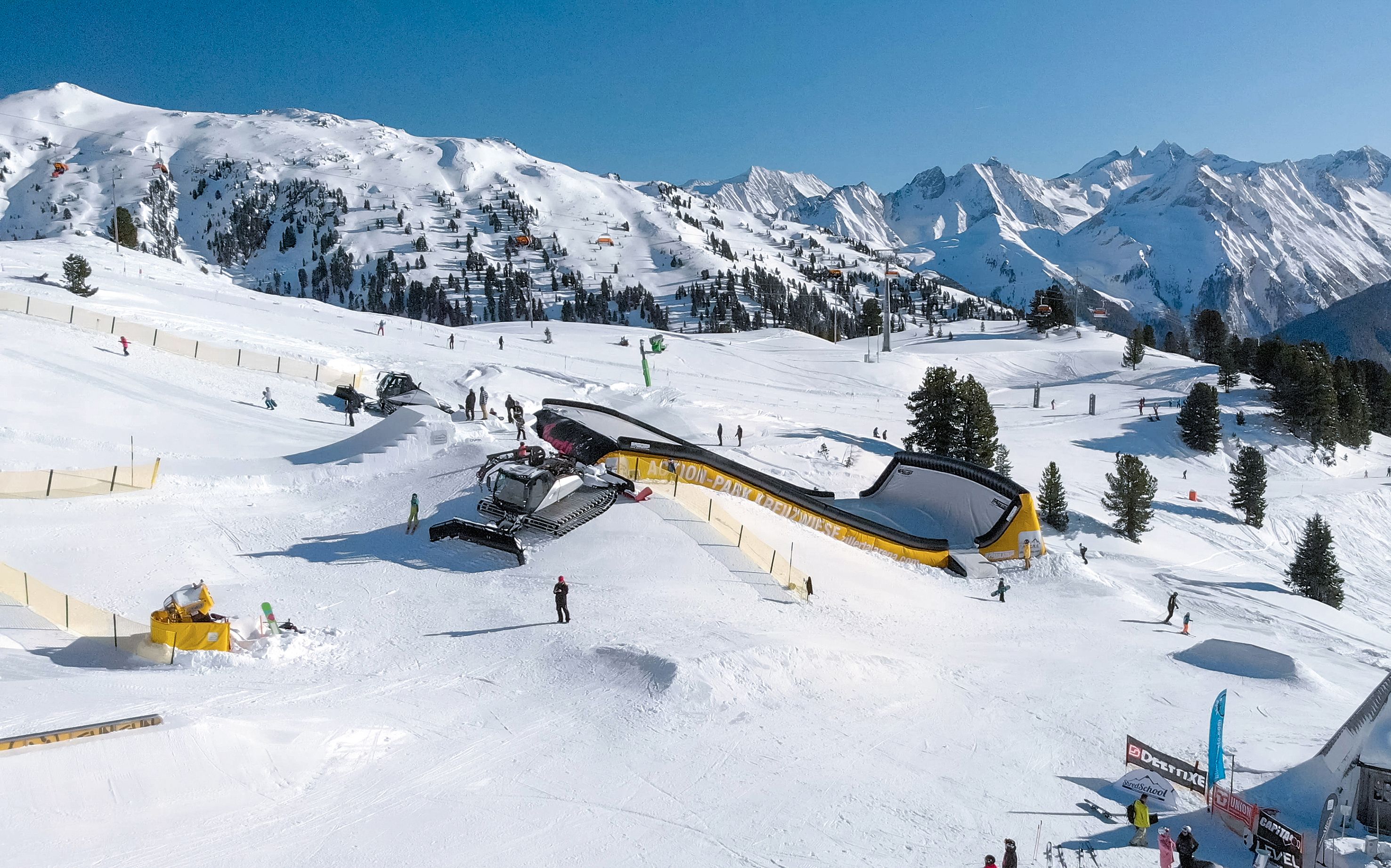 Die Zillertal Arena – das größte Skigebiet des Zillertals – bietet ab sofort als einziges Skigebiet weltweit einen permanenten Landingbag (ein riesiges Luftkissen) für Jedermann, der im Winter mit echten Schneeabsprüngen benutzt werden kann. Das Angebot ist für alle Zillertal Arena Gäste kostenlos!