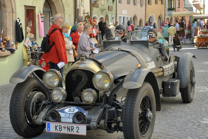 Klassische Autos und Motorräder begeistern ein Millionenpublikum