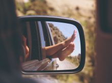 Barfuß am Steuer, Füße hoch und das Gummiboot auf dem Dach