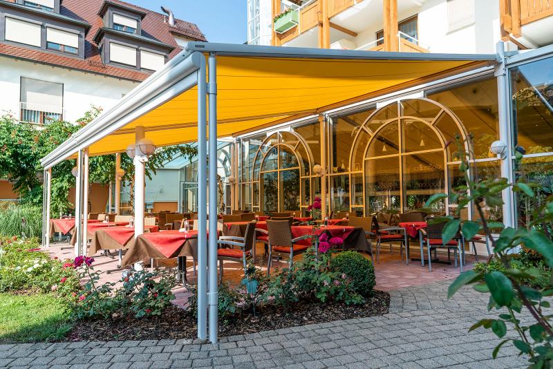 Die markilux ‚pergola‘ ist ein in der Gastronomie individuell einsetzbarer Sonnenschutz.