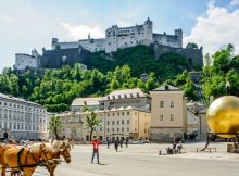 Sehenswürdigkeiten Salzburg, Kapitelplatz mit Blick auf Festung Hohensalzburg